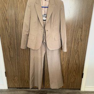 Anne Klein Size 6 Taupe Lady's Suit
